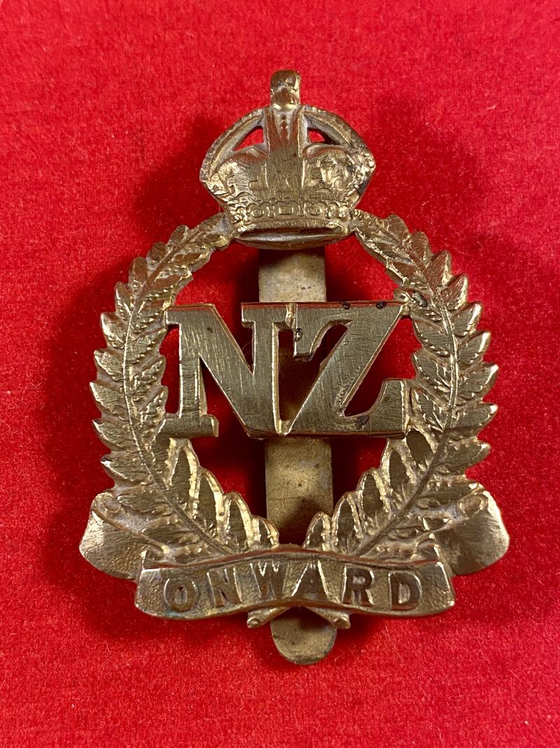 Finely Detailed New Zealand Expeditionary Force “ONWARD” Brass Cap Badge with Kings Crown