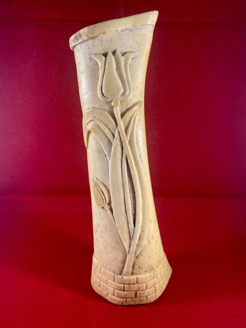 WW1 German POW Carved Cow Shinbone Depicting a Tulip and words – ‘habe das erfunden Bajon’ – Bayonne France