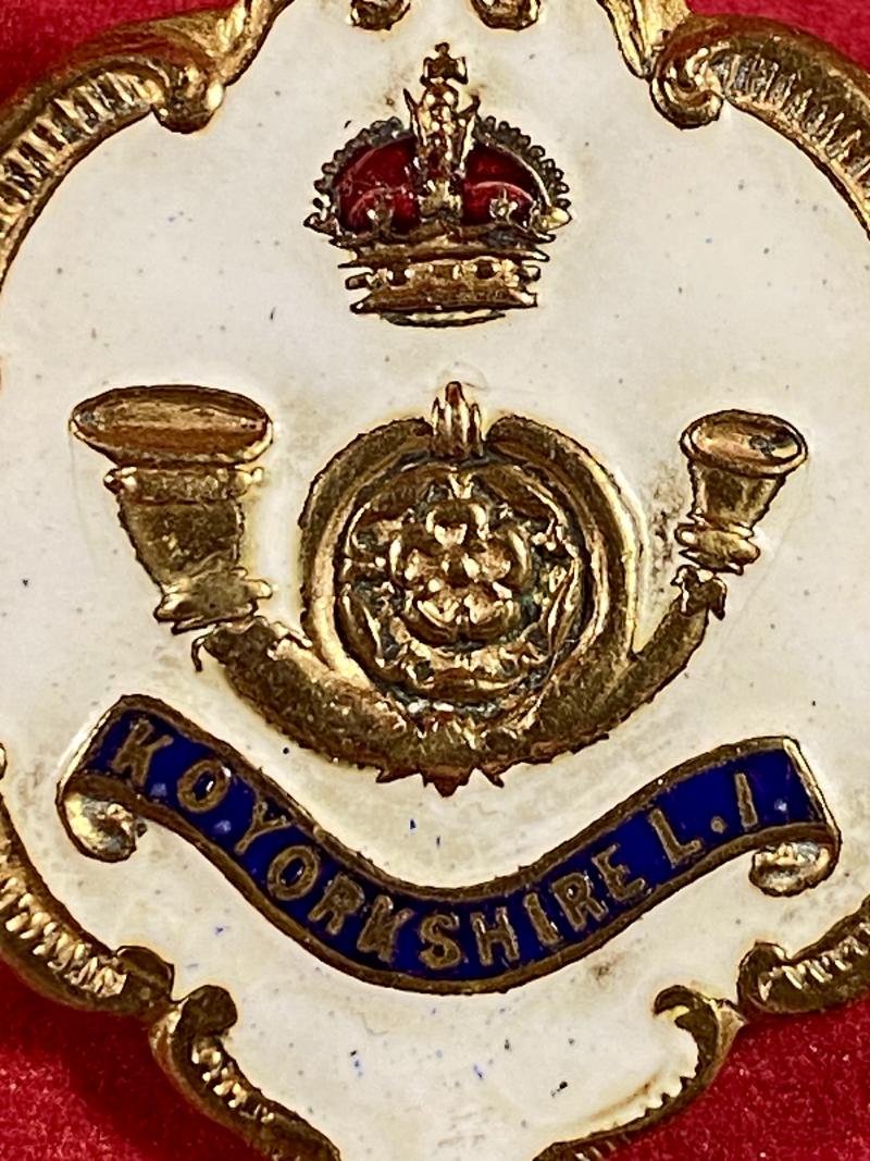 WW1 King's Own Yorkshire light Infantry K.O.Y.L.I. Brass and Enamel Regimental Crest Sweetheart Brooch