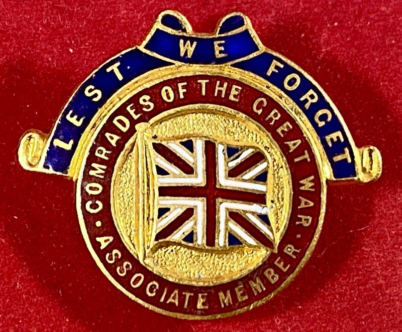 Scarce WW1 Period LEST WE FORGET COMRADES OF THE GREAT WAR ASSOCIATE MEMBER Gilt and Enamel Lapel Badge