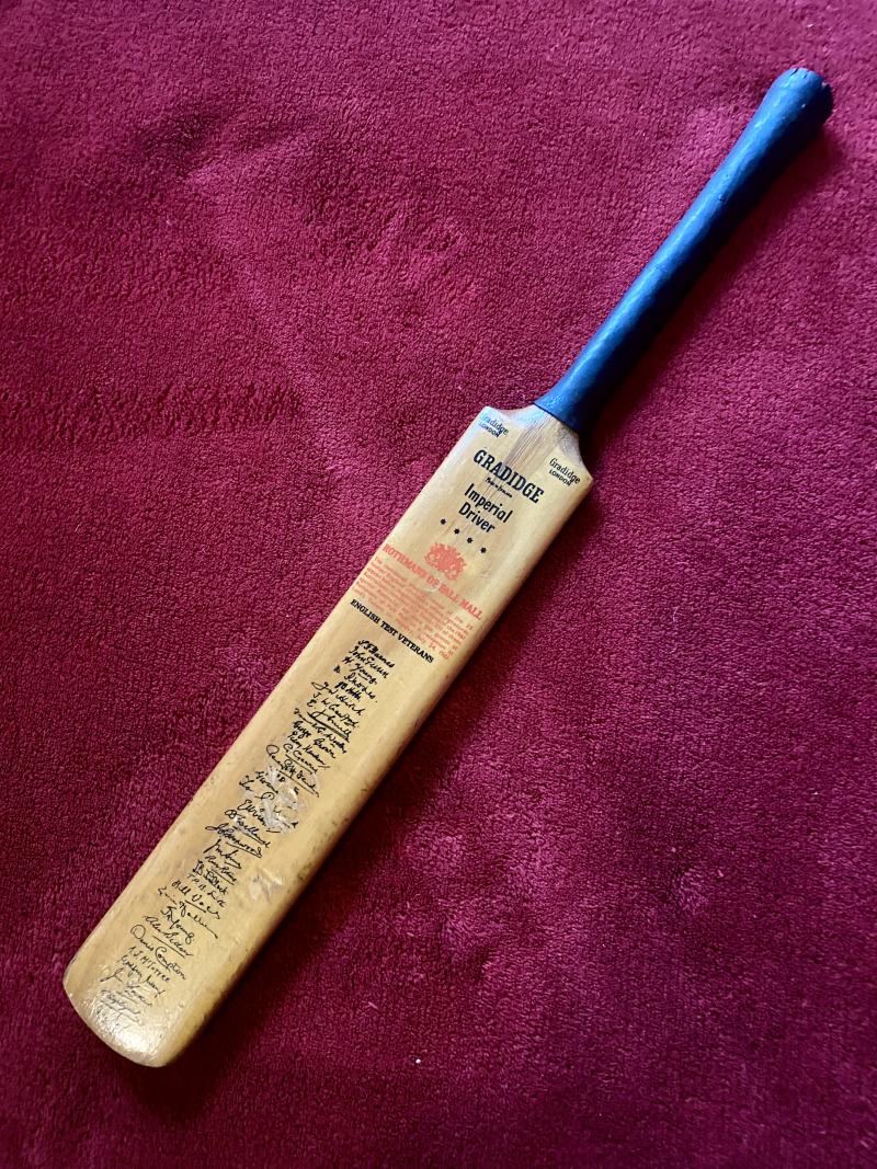 Rare Vintage Gradidge Facsimile Signed English Test Veterans and 1961 Australian Touring Team Miniature Cricket Bat